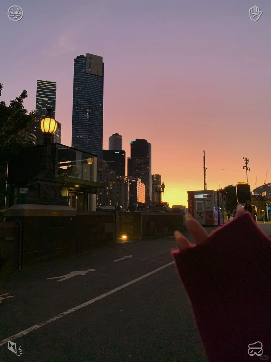 Razzally75's tweet photo. A relaxed walk through the streets turns everyday free moments into something truly ceremonial. Strolling at a gentle pace to take in the city’s sights, savoring impromptu street treats, and cherishing your own special downtime. 🌾 Gathering Honey The honey brings great benefit https://t.co/FtgExEEw6i