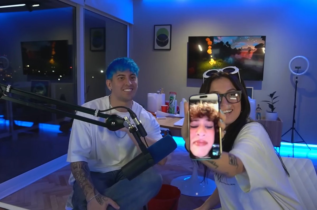 strongcliche's tweet photo. para conocer a tu youtuber fav de ARGENTINA si que te juntaste con angie, no? https://t.co/kZIcUZ4kK5