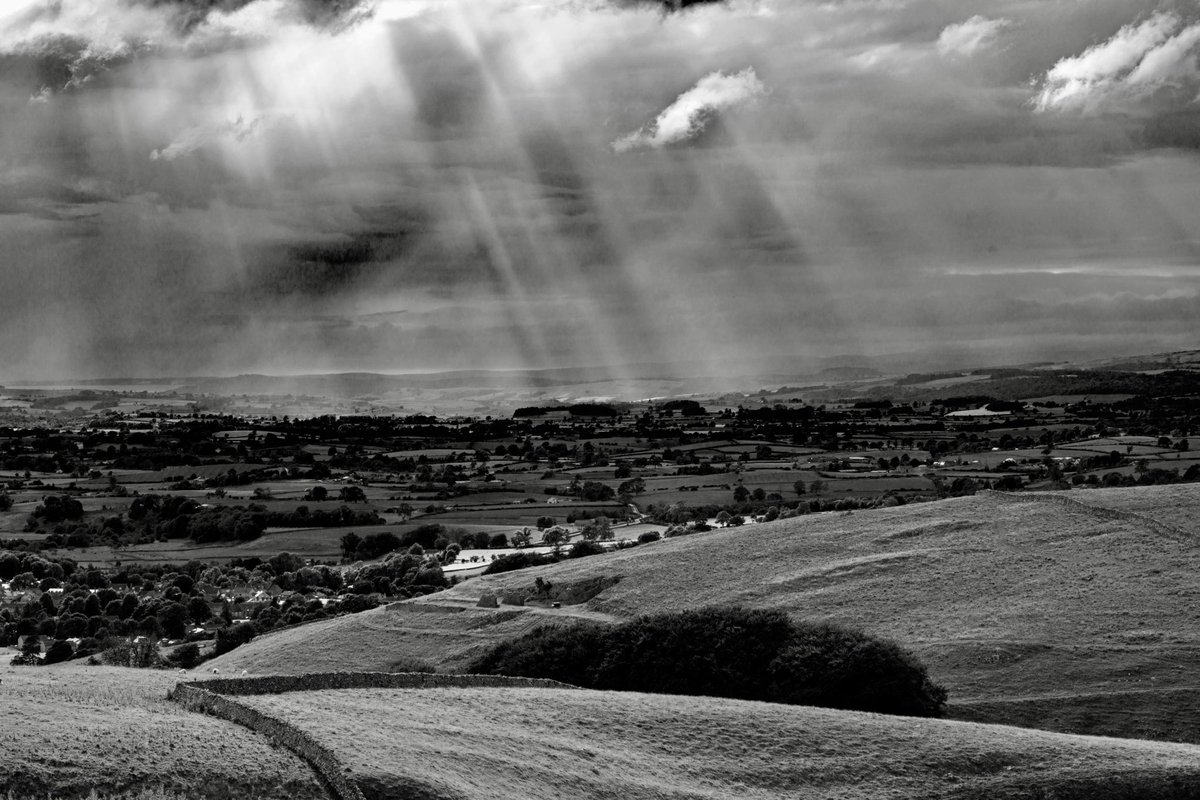 dale_translator's tweet photo. Dramatic skies on this evening’s walk above Ingleton. I had four peregrine falcons circling above me at one point. https://t.co/RwH0UbC1Z9