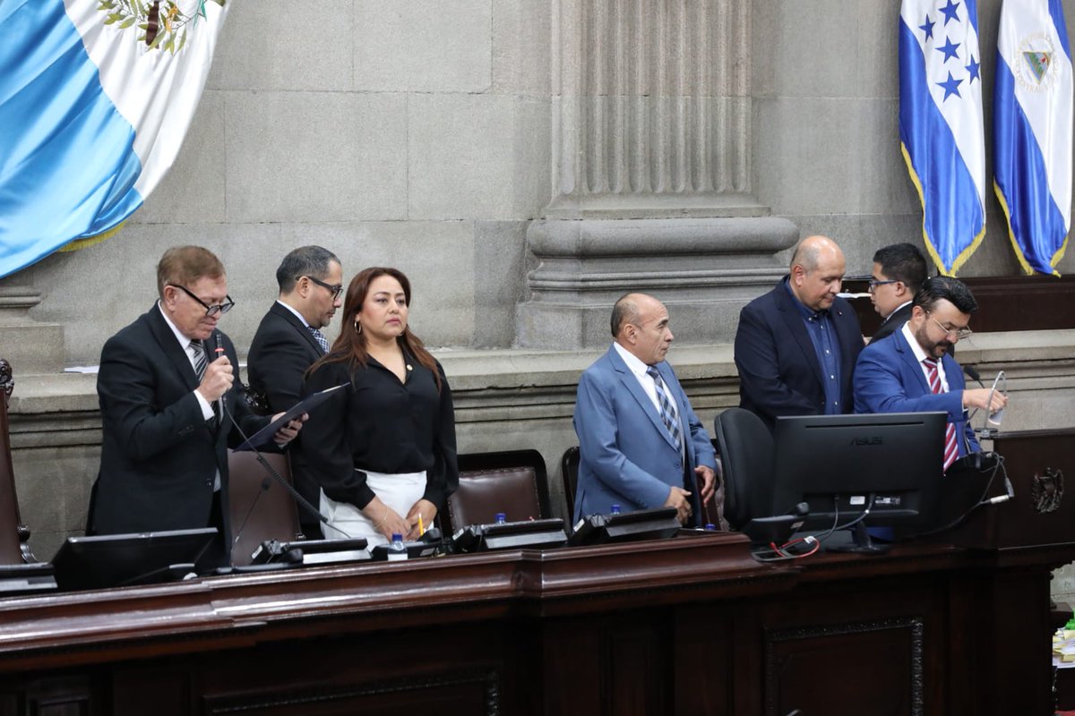 CongresoGuate's tweet photo. El Presidente del Congreso Luis Contreras @_ContrerasLuis e integrantes de Junta Directiva dan inicio a la 33ª #SesiónOrdinaria Adicional de #TrabajoLegislativo.

🏛️ #XLegislatura
🔎#TransparenciaLegislativa https://t.co/CratD2OVcA