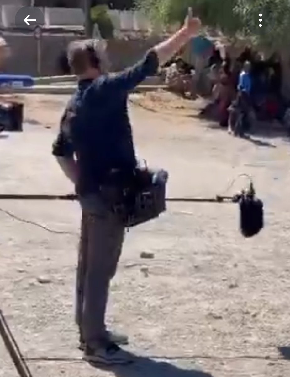 tscheldt's tweet photo. Als dit een lid is van een VRT-ploeg in Ceuta, terwijl hij een jonge migrant bedankt die ten behoeve van de opname zogezegd treurig op een steen is gaan zitten op vraag van de opname-ploeg, dan heeft de VRT een gigantisch probleem. https://t.co/G5Jt9hMmqt