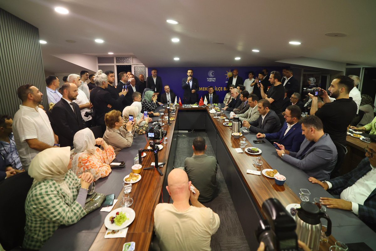 abdullahozdemir's tweet photo. 📍Çekmeköy

AK Parti Çekmeköy İlçe Başkanlığımızı ve Çekmeköy Belediye Başkanlığımızı ziyaret ederek İlçe Başkanımız Fatih Sırmacı ve Belediye Başkanımız Orhan Çerkez ile bir araya geldik.

Güçlü teşkilat yapımız ve uyum içerisinde çalışan yerel yönetim anlayışımızla, Çekmeköy’e değer katacak çalışmaları kapsamlı şekilde değerlendirdik.

Bizim siyasetimizin merkezinde eser, hizmet ve gönül belediyeciliği vardır. Aynı inanç ve kararlılıkla; hemşehrilerimizin yaşam kalitesini artıracak her adımın takipçisi olmaya, Çekmeköy’ümüz için durmadan çalışmaya devam edeceğiz.

@fatihsirmaci @orhancerkeztr
