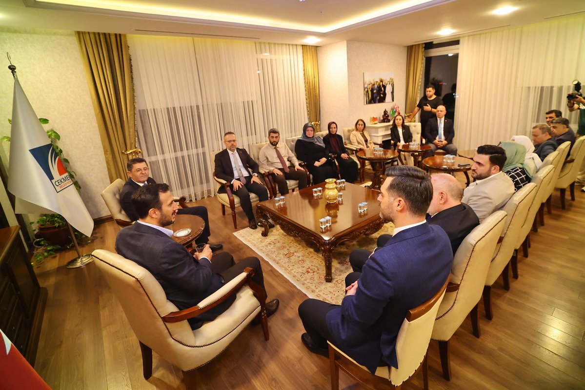 abdullahozdemir's tweet photo. 📍Çekmeköy

AK Parti Çekmeköy İlçe Başkanlığımızı ve Çekmeköy Belediye Başkanlığımızı ziyaret ederek İlçe Başkanımız Fatih Sırmacı ve Belediye Başkanımız Orhan Çerkez ile bir araya geldik.

Güçlü teşkilat yapımız ve uyum içerisinde çalışan yerel yönetim anlayışımızla, Çekmeköy’e değer katacak çalışmaları kapsamlı şekilde değerlendirdik.

Bizim siyasetimizin merkezinde eser, hizmet ve gönül belediyeciliği vardır. Aynı inanç ve kararlılıkla; hemşehrilerimizin yaşam kalitesini artıracak her adımın takipçisi olmaya, Çekmeköy’ümüz için durmadan çalışmaya devam edeceğiz.

@fatihsirmaci @orhancerkeztr