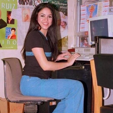 TheePopCore's tweet photo. Shakira looks absolutely stunning as she recreates her iconic 1997 viral photo, 29 years later. https://t.co/pBNdYvHRKs