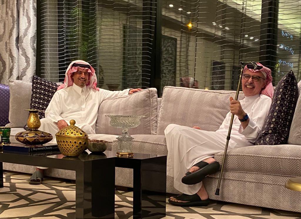 saudpoet's tweet photo. سبحان الله، كيف اجتمع البدر ويوم مولدي…

فالرياض انتم 5 أغسطس، وأنا في لوس أنجلوس على 4 أغسطس، وهذا يوافق يوم مولدي.

سبحان الله، كيف جعل للإنسان أن يرى من يحب في الحلم.

استيقظت اليوم، وكانت أجمل هدايا يوم مولدي أنني حلمت بأخي وابن عمي وأستاذي شعرا وإنسانيا، الأمير بدر بن عبدالمحسن (البدر).

وكأني في الحلم قد قابلته قبل عدة أيام، وإذا به يتصل علي، وكأنه تسجيل مكالمة في لقاء على الهواء، وقد جرى هذا الحوار:

سعود، كيف الحال؟

قلت له: بخير، الله يحييك.

وحكينا شوي، وناسي وش قلنا. بعدين قال لي: أبسألك يا سعود، بين أول والحين، وش هي الأشياء اللي تشوفها تغيرت في الدنيا؟

قلت له: كثير يا أبو خالد. وفي الوقت نفسه، أعجبني السؤال، وكان عندي ورقة وقلم، فكتبت السؤال في الورقة، وقلت له: الله يسلمك، تسمح لي أكتب عن هالسؤال مقال؟ وكان البدر في المكالمة بدر اللي أعرفه واللي تعرفونه، وكان سعيدا.

حكينا رؤوس أقلام عن السؤال، بعدين قال لي: وأنا أبوك.

قلت له: لا تكبر نفسك، أنت أبو الشباب، وأنت أخونا منت أبونا.

وبدأ الحكي عن المقناص، وكأنه قانص وأنا كذلك. حكينا شوي في المقناص، بعدين قال لي: كم صدت أنا يا سعود؟ 
انا يا بدر صدت 700.

قلت له: حبارى ولا ضبى؟

ما جاوب… وانتهى الحلم.

بدر كان في الحلم سعيدا، كعادته، وأنا كذلك كنت سعيدا، لكن كنت أسأل نفسي: توني قبل أمس شايف بدر، ولا قال لي عن المقابلة، واليوم فاجأني بها…

رحم الله الإنسان الكريم، الحبيب الطيب المحبوب، الرجل بدر، ورحم الله الشاعر غير العادي، والمعلم والقدوة: البدر.

قصدت من كتابتي هذه وسرد الحلم لنترحم جميعاً على بدر بن عبدالمحسن رحمه الله
