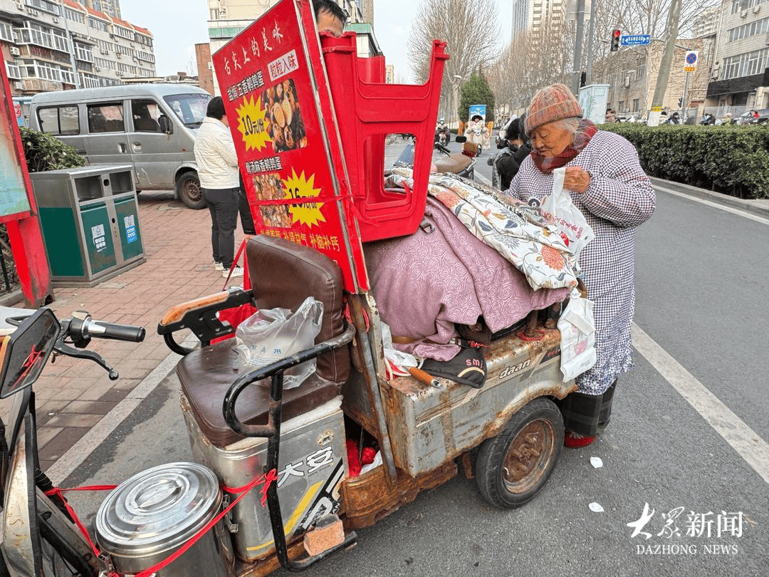 aslkfhoqehfouhf's tweet photo. 楼下阿姨分的草莓超甜！蹲点等她下次的自家菜，邻里热乎劲儿太治愈啦～ https://t.co/j92jsUuJJR