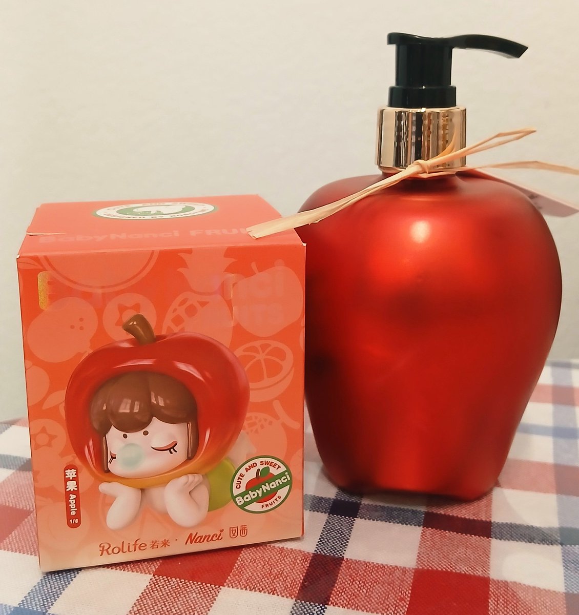 3c1ectic's tweet photo. 仕事帰りに今日のおやつ買いに行ってたら、りんごの形のハンドソープ(シナモンアップルの香りで良き💖)とBabyNanciのフルーツシリーズが気になったので衝動買いしちゃった🫠💕勿論一番の狙いは🍎✨️次に🫐か🍈かな🤔あ、でもシークレットの🍑もOK😆✨️ https://t.co/T4COBafhJP