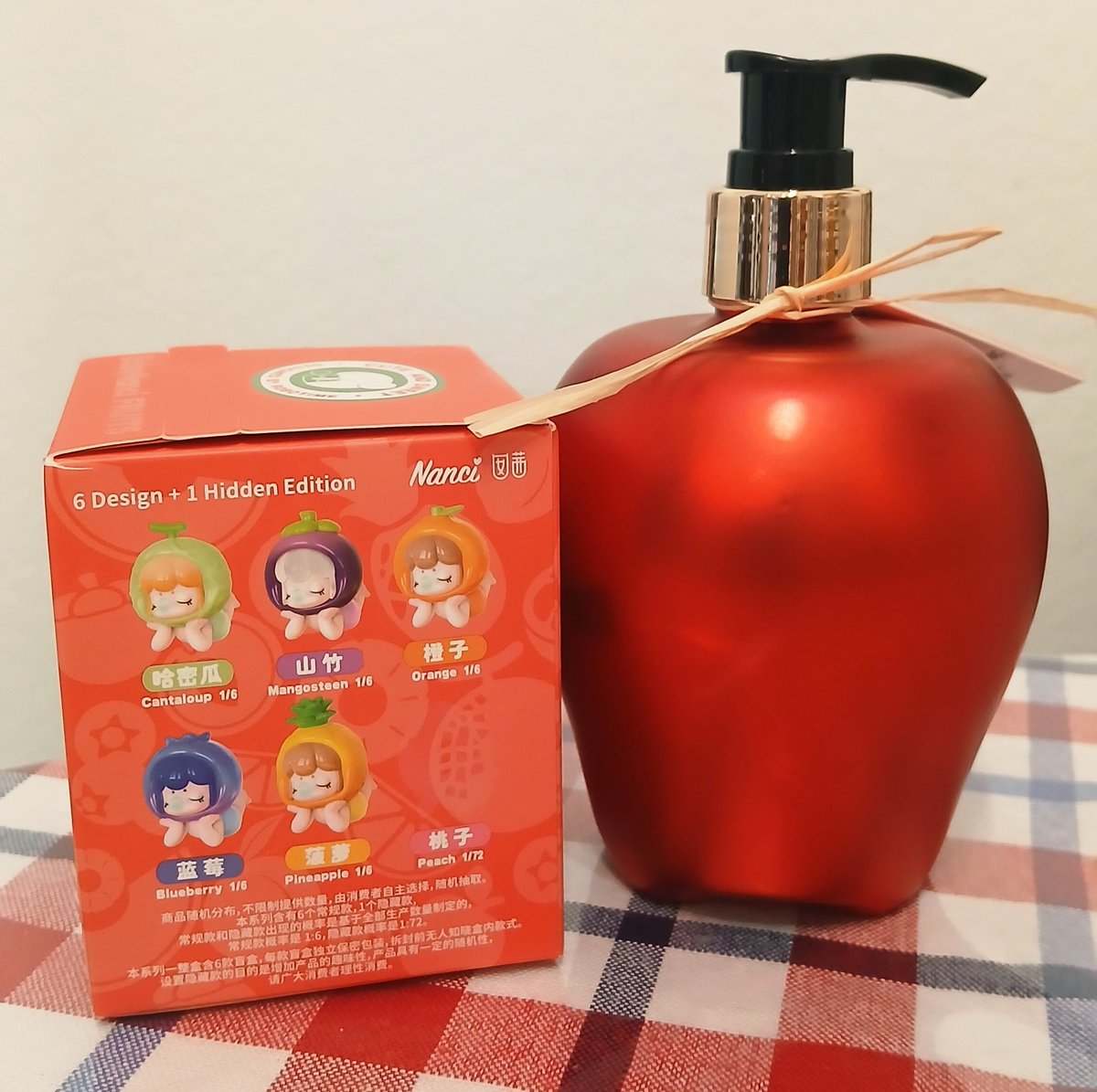 3c1ectic's tweet photo. 仕事帰りに今日のおやつ買いに行ってたら、りんごの形のハンドソープ(シナモンアップルの香りで良き💖)とBabyNanciのフルーツシリーズが気になったので衝動買いしちゃった🫠💕勿論一番の狙いは🍎✨️次に🫐か🍈かな🤔あ、でもシークレットの🍑もOK😆✨️ https://t.co/T4COBafhJP