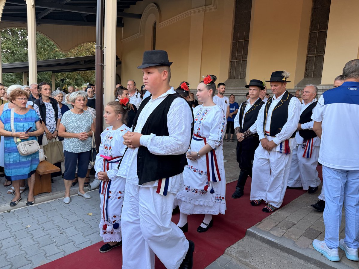 MarinPiukovic's tweet photo. 4. i 5. kolovoza obilježavaju se Velike Tekije kada vjernici tradicionalno hodočaste u ovo marijansko svetište  Srijemska biskupija u Petrovaradinu.
🤝 Drago mi je da sam ovom prilikom susreo i drage prijatelje koji su danas iz Maradika pješice (24km) došli na Tekije. https://t.co/koBqKur9ta