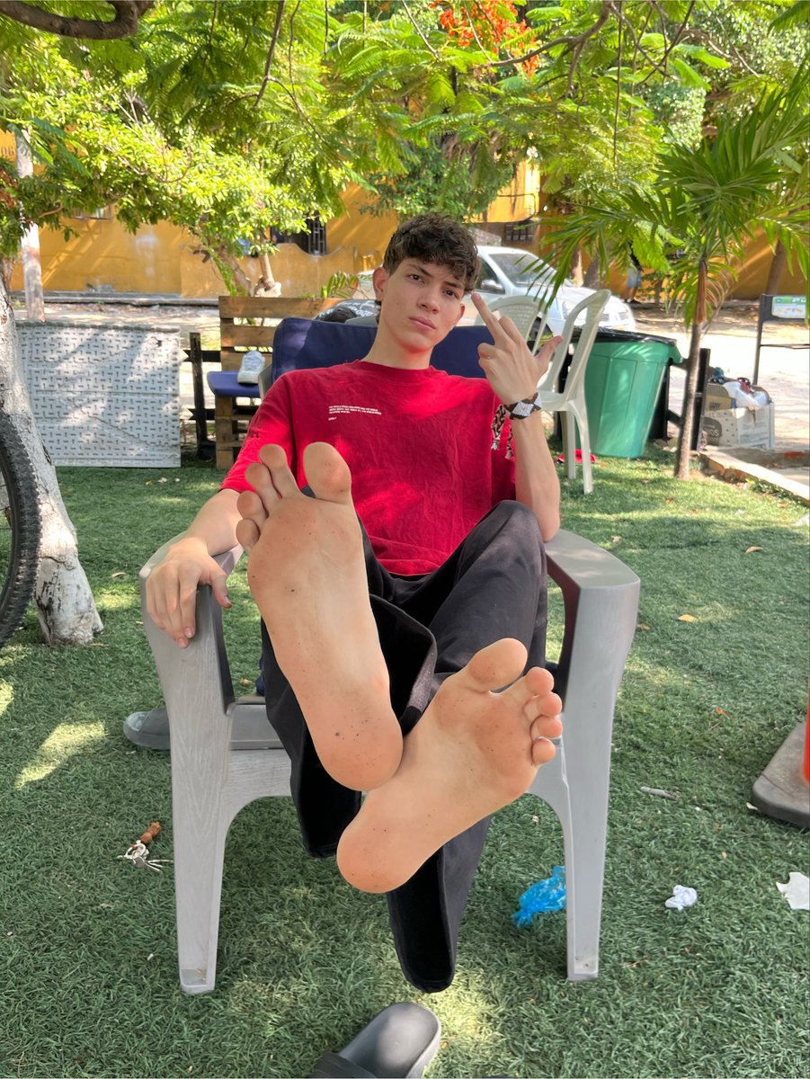 AlphaLuwi's tweet photo. Get on your knees &amp; crawl to this foot now, bitch 👣🖕🏻

#Findom #cashslave #feet https://t.co/hyiOY8vQaX