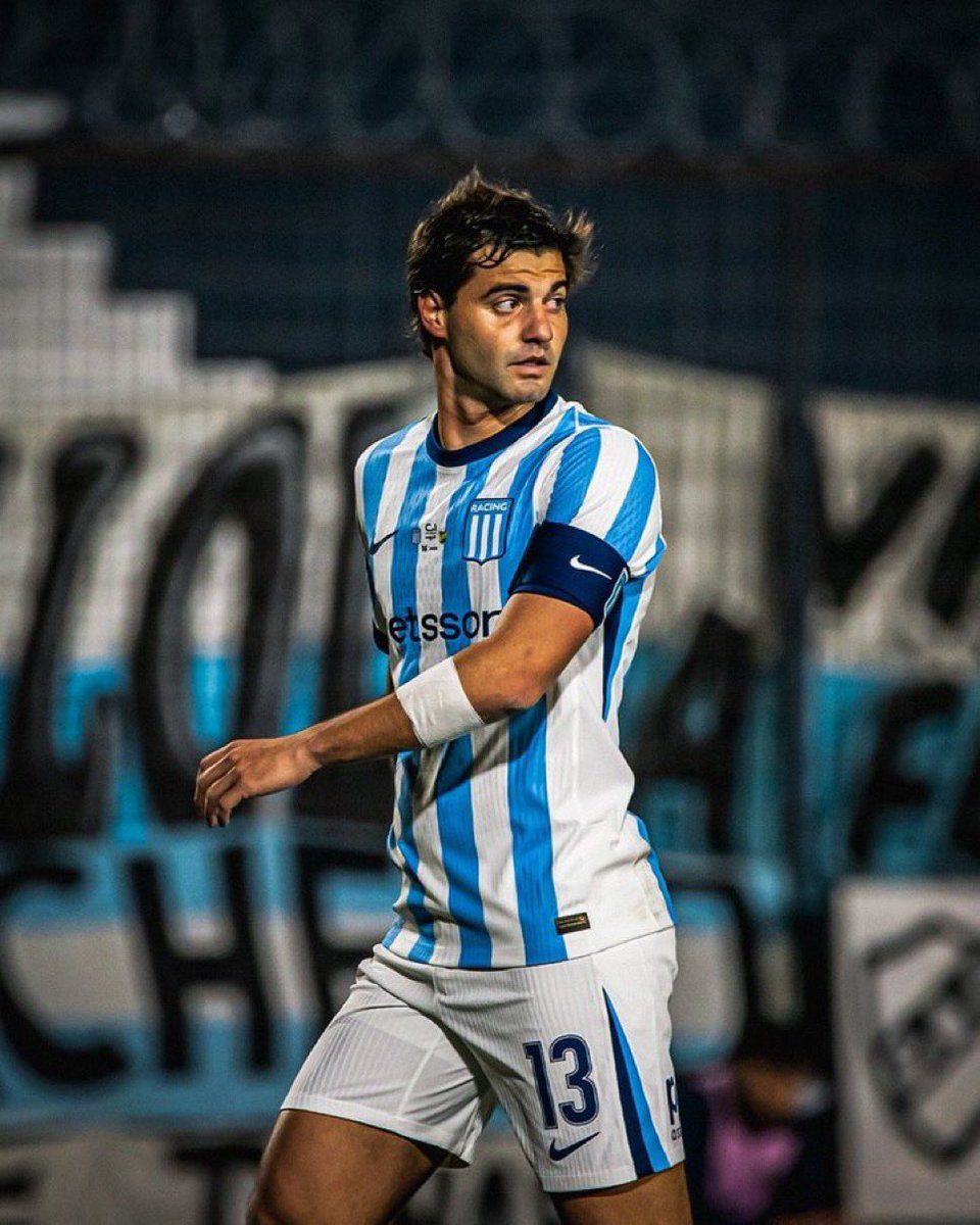 juampideluca_'s tweet photo. ‼️ Racing no aceleró por el reemplazo de Sosa porque aún el capitán no fue vendido.

Vasco accedió al monto que pidió La Academia, pero no presentó los avales de pago aún (dijo que lo hará esta semana) y también siguen existiendo pequeñas diferencias impositivas.

De resolverse esta cuestión saldrá al mercado, tal lo dicho. Aún no está claro el nombre a buscar y no se negocia formalmente con ningún club.

Cardozo y Galarza, los primeros contactados. Pero ningún nombre pasa de ahí. 👀