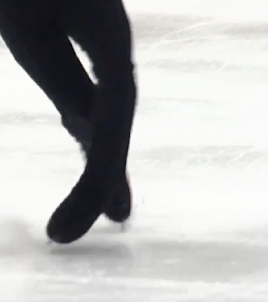 cerra9922's tweet photo. @Kaliievsshura @styrofoamcrispy @bobbibbles Captured for you from another lutz. And I said that he has prerotation, but it is less than many others except Ilia. Better look at what’s called lutz by other skaters. https://t.co/ctnBKchfib