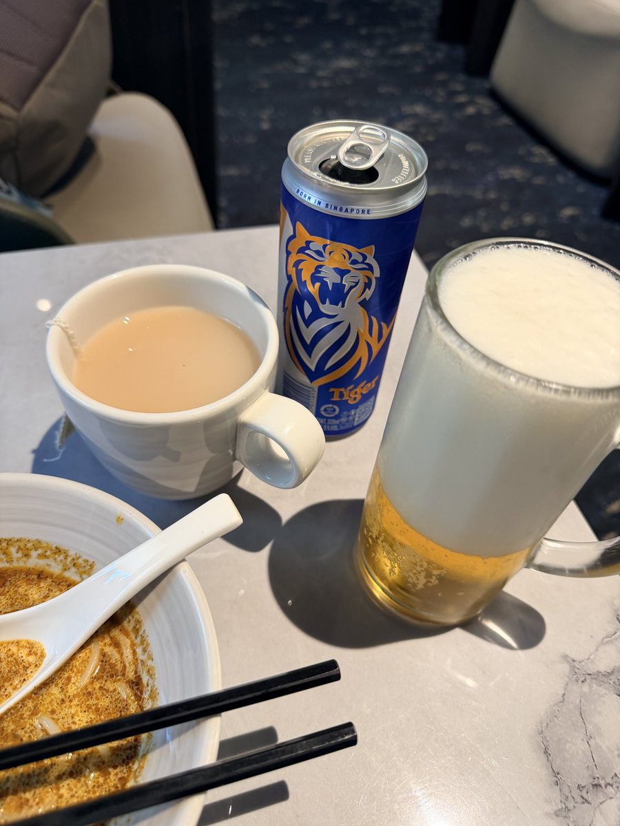 duffy_fromcc's tweet photo. シンガポール航空のクリスゴールドラウンジに移動してきました。
ここでもラクサ食べた😂こっちの方が好み！
何かしらのカレーと点心もいただきまして、こちらに移動してきた理由、飲酒もさせていだく！！
タイガービール！
おまけにtwgのチャイも飲んじゃう。こちらは布バッグでした！#エミ旅 https://t.co/YqlbZhqejU