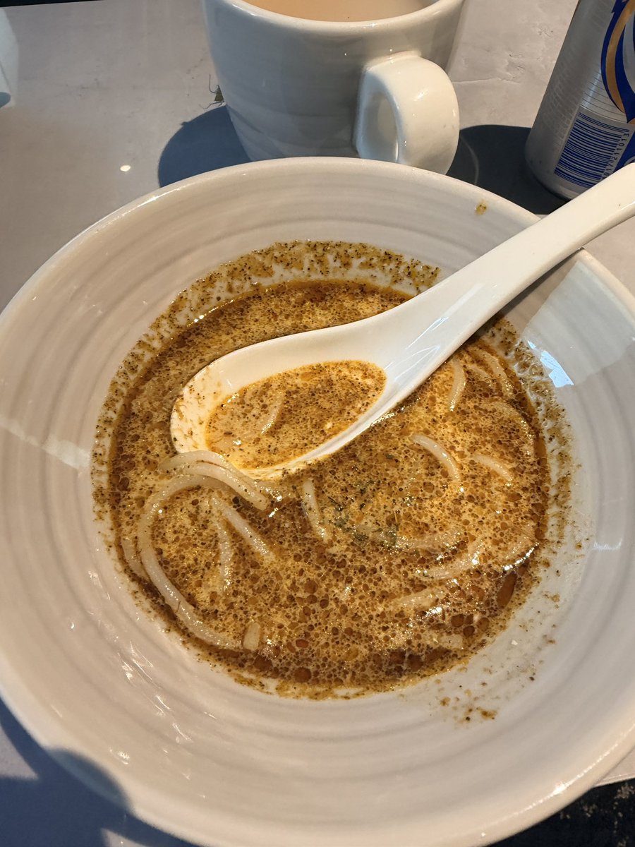 duffy_fromcc's tweet photo. シンガポール航空のクリスゴールドラウンジに移動してきました。
ここでもラクサ食べた😂こっちの方が好み！
何かしらのカレーと点心もいただきまして、こちらに移動してきた理由、飲酒もさせていだく！！
タイガービール！
おまけにtwgのチャイも飲んじゃう。こちらは布バッグでした！#エミ旅 https://t.co/YqlbZhqejU