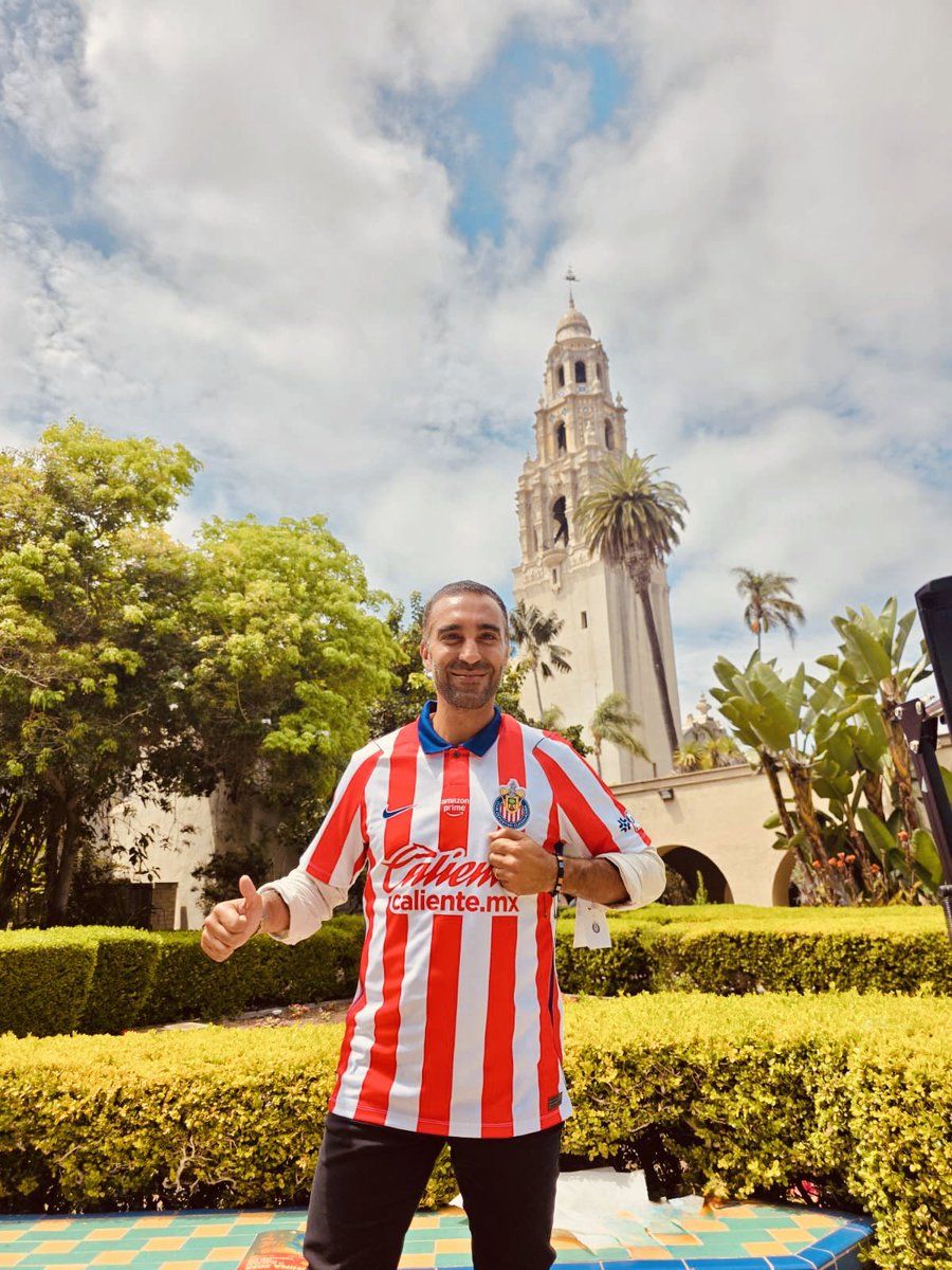 SimonLevyMx's tweet photo. La mejor piel de México, 
La única piel que vive en millones de mexicanos.
La piel de Chivas.
Con orgullo el equipo de México.
Y me la regaló mi hermano @jcm_elpastor 
¡Gracias! https://t.co/UakeFJwxhZ
