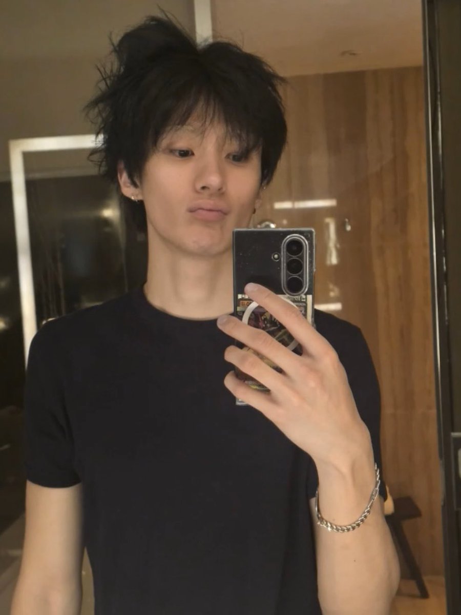 baresnails's tweet photo. bleached my brows for the plot 😀 whole head next? y/n? https://t.co/qo1UQ3XPkW