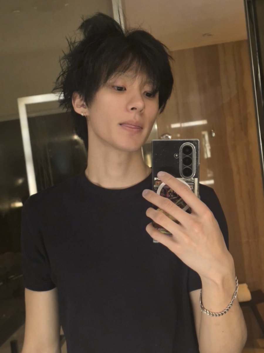baresnails's tweet photo. bleached my brows for the plot 😀 whole head next? y/n? https://t.co/qo1UQ3XPkW