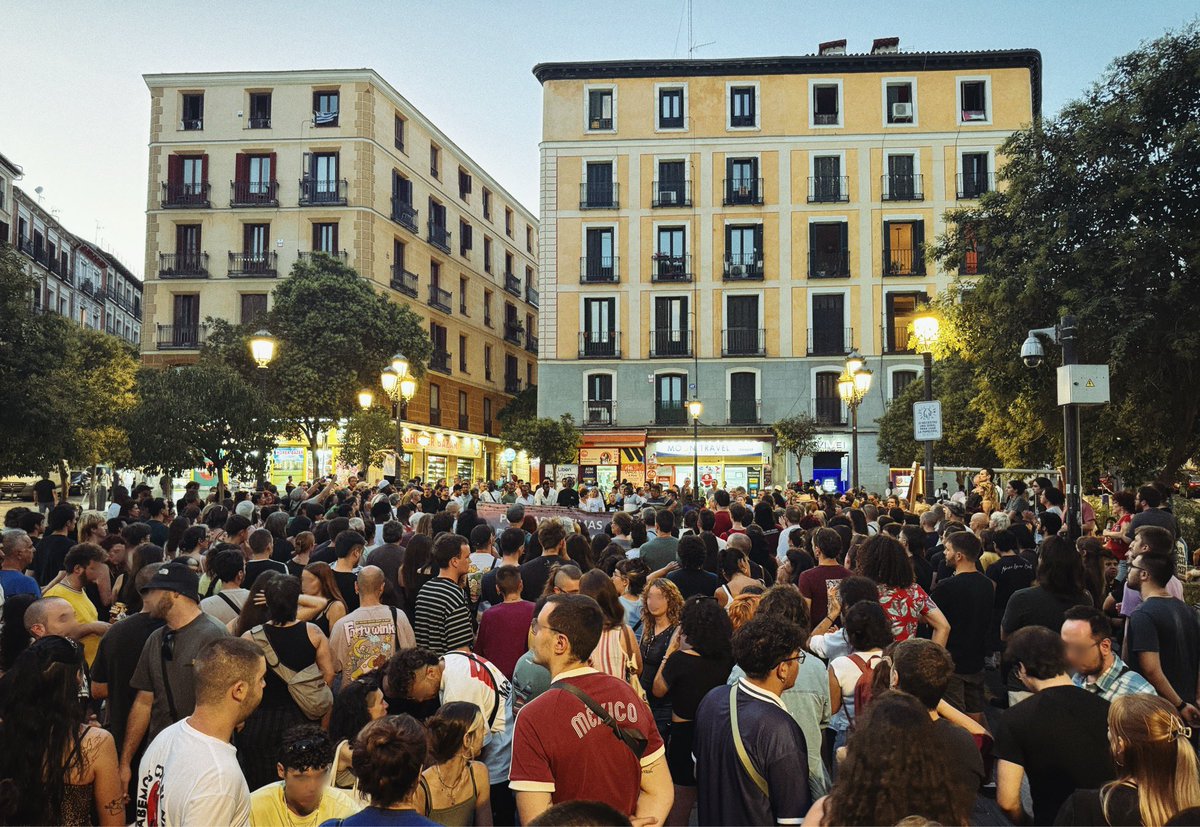 CJS_Madrid's tweet photo. 🔴 Hoy hemos salido a la calle para señalar que, frente a la criminalización del proletariado migrante, la juventud trabajadora debemos seguir denunciando al bloque imperialista occidental y sus fronteras como responsables de su miseria. 

🚩 Frente al racismo, unidad de clase. https://t.co/wqowDObawW