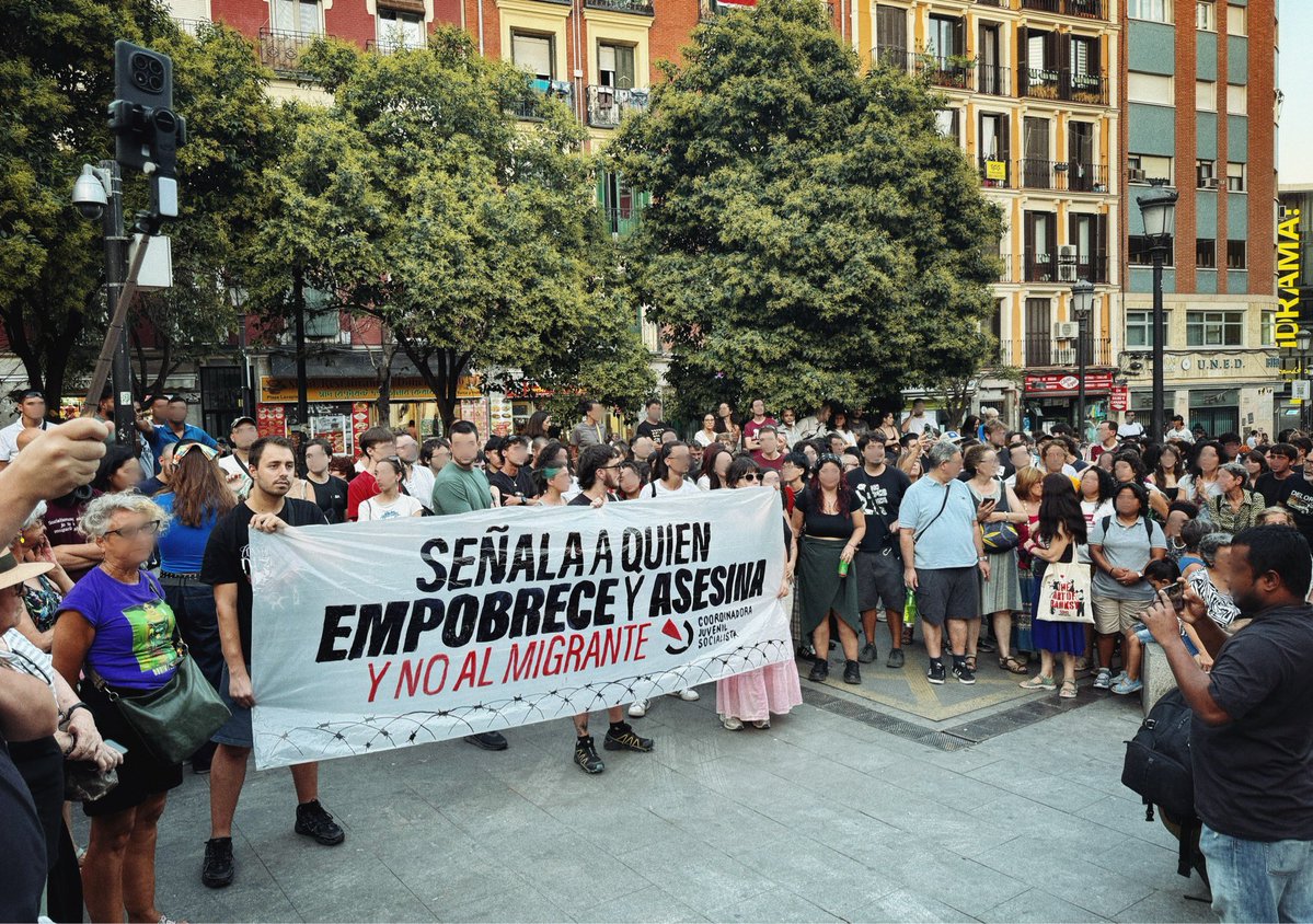 CJS_Madrid's tweet photo. 🔴 Hoy hemos salido a la calle para señalar que, frente a la criminalización del proletariado migrante, la juventud trabajadora debemos seguir denunciando al bloque imperialista occidental y sus fronteras como responsables de su miseria. 

🚩 Frente al racismo, unidad de clase. https://t.co/wqowDObawW