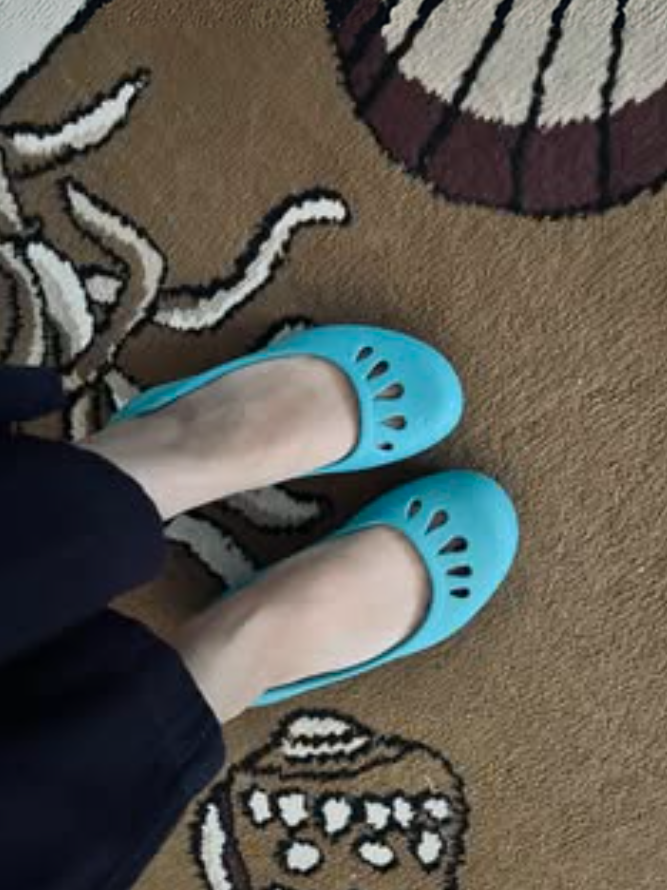 txtharihariWNI's tweet photo. Nemu Crocs punya mamah aku dari tahun 2008 😭 Ada yang masih punya model kayak gini juga nggak? https://t.co/iogCIi16vw