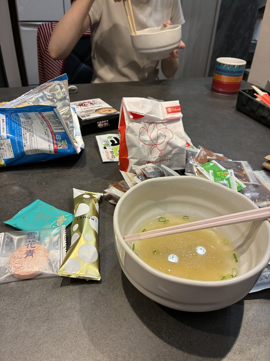 sayachans's tweet photo. 昨夜は友達の家に乗り込み
夜な夜なあじさいの会🍜

お菓子も揃って
もはや北海道フェア😋

今朝の胃もたれ半端ない。 https://t.co/JHVAZTNrfJ