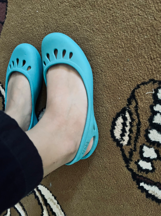 txtharihariWNI's tweet photo. Nemu Crocs punya mamah aku dari tahun 2008 😭 Ada yang masih punya model kayak gini juga nggak? https://t.co/iogCIi16vw