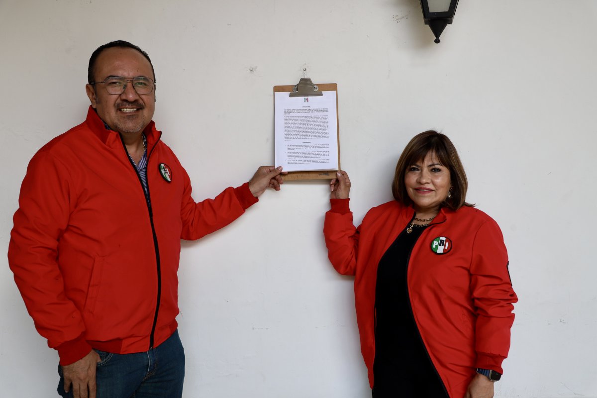 PRIGTO's tweet photo. La pdta del @PRIGTO @RuthTiscareno y el srio gral @Bony_Rguez colocaron en los estrados de nuestro partido, la convocatoria para la renovación del Consejo Político Estatal, cumpliendo con las indicaciones generadas desde el @PRI_Nacional
Trabajo, unidad y paso firme. #PRIGto https://t.co/X9PzcJEv0X