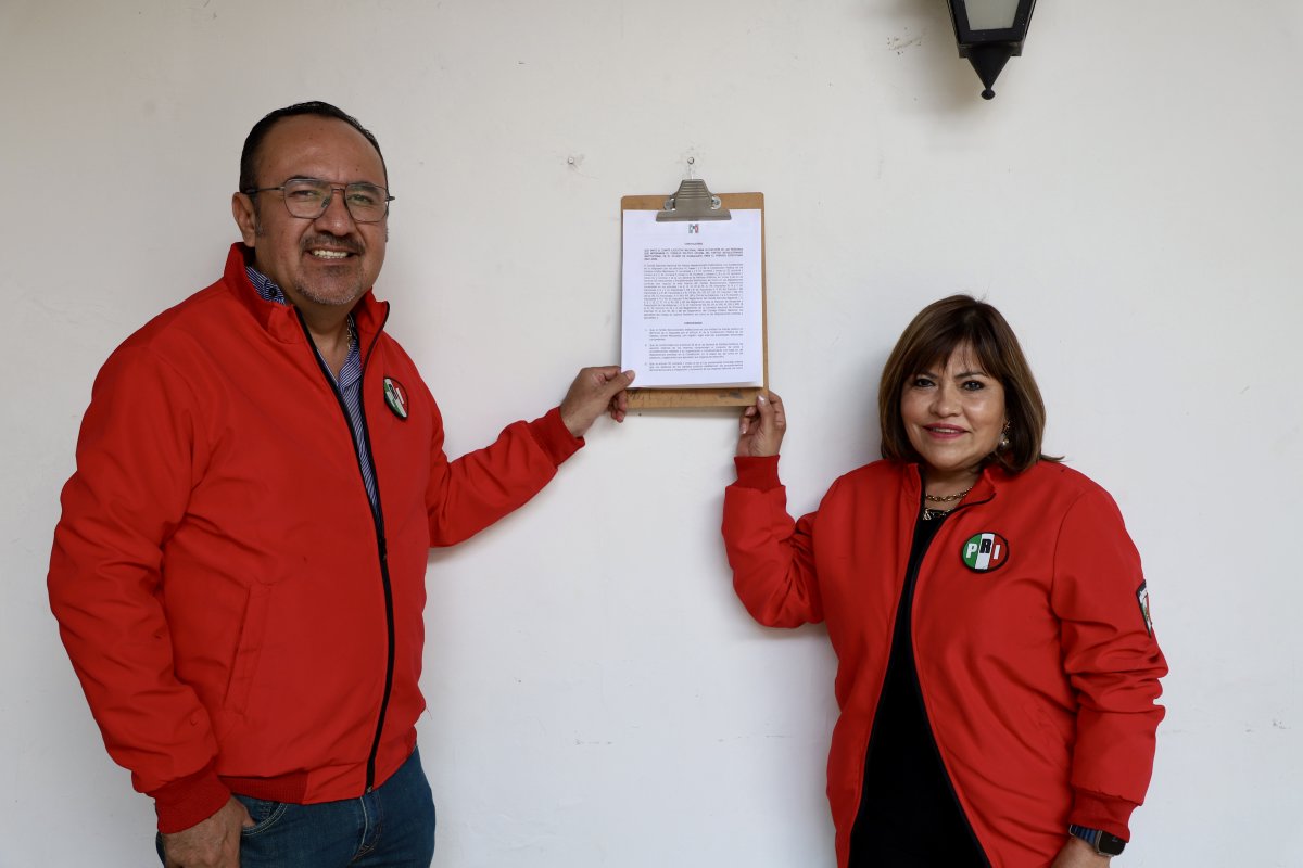 PRIGTO's tweet photo. La pdta del @PRIGTO @RuthTiscareno y el srio gral @Bony_Rguez colocaron en los estrados de nuestro partido, la convocatoria para la renovación del Consejo Político Estatal, cumpliendo con las indicaciones generadas desde el @PRI_Nacional
Trabajo, unidad y paso firme. #PRIGto https://t.co/X9PzcJEv0X