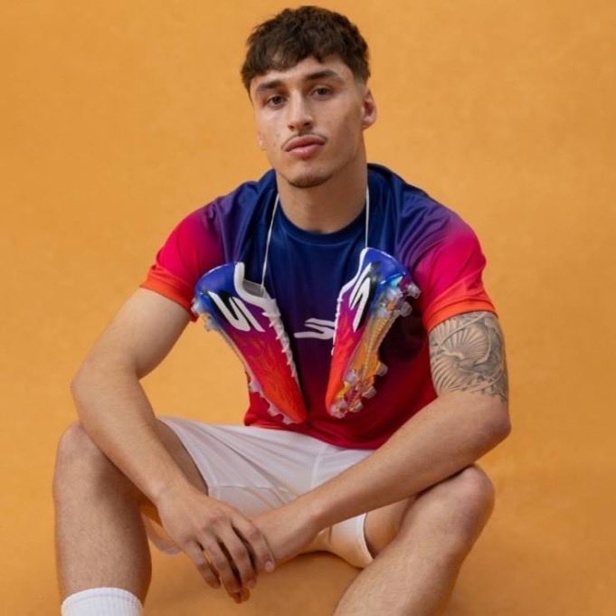 Manutd_addicts's tweet photo. 🚨🚨🚨

BREAKING:

Jorge Salinas to Manutd is in danger of collapsing as the player prioritised FC Barcelona despite Manutd activating €16m release clause. Manutd gave him 72 hours to accept deal or adios, his club is also pushing him towards Manutd.

#MUFC https://t.co/2GUaFJ90mP