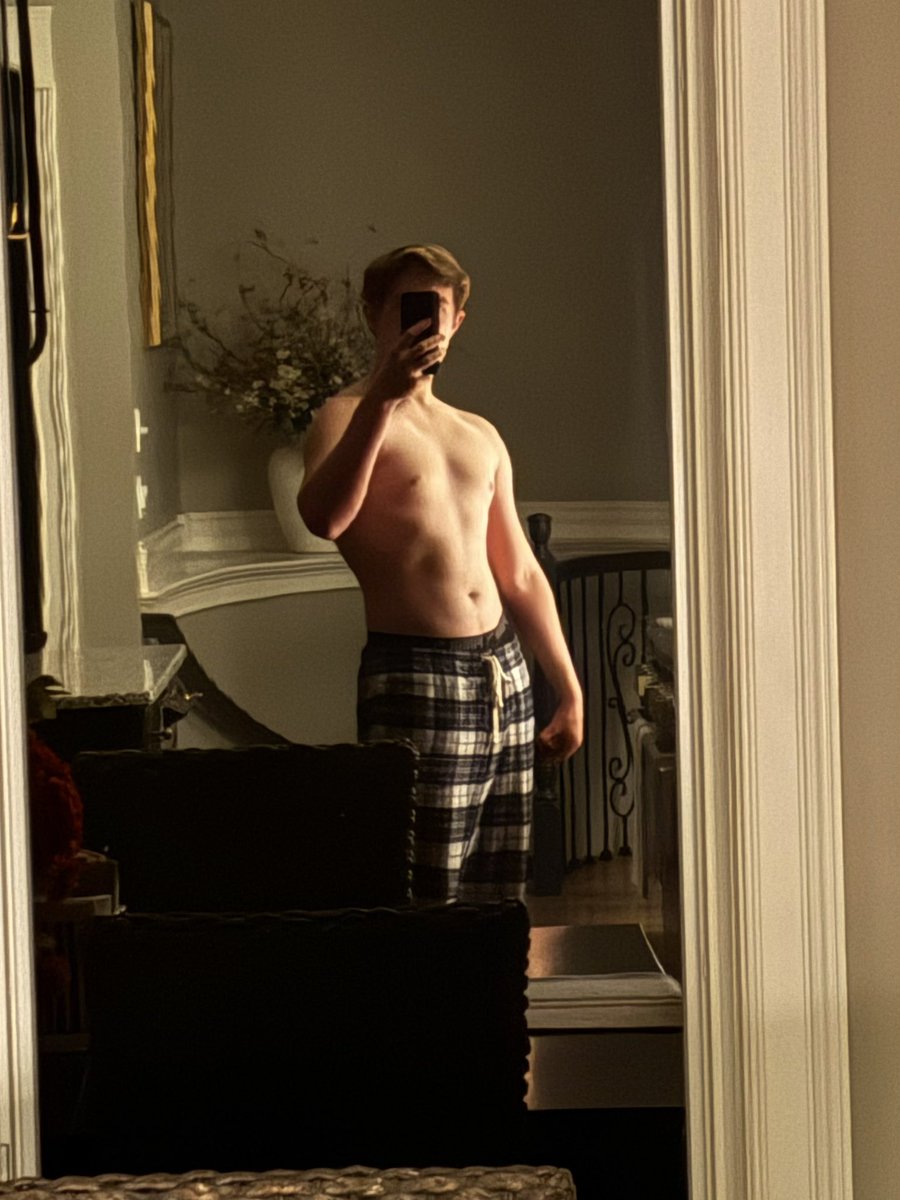 MaybeNightAkali's tweet photo. Reflections making me look HUGE - bad hair https://t.co/JOURy45WhJ