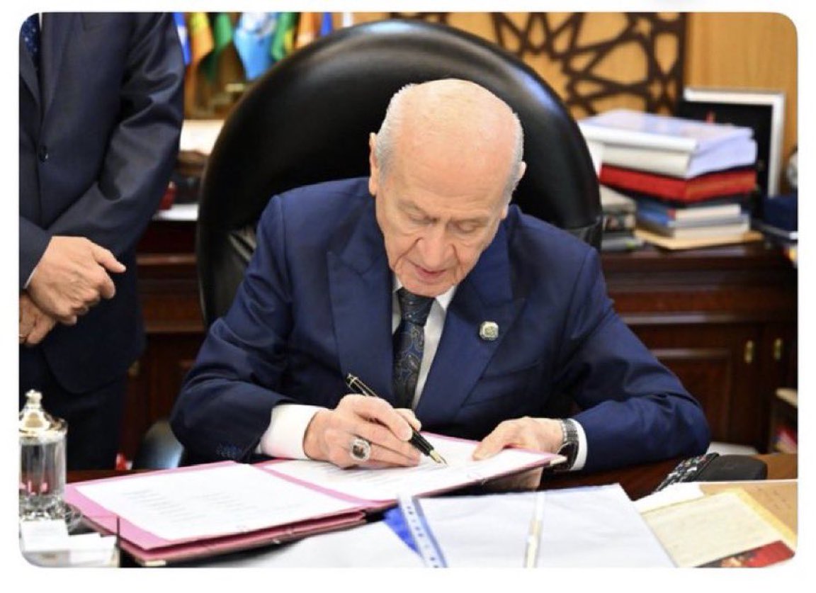 ouz_cabbar's tweet photo. Sayın Genel Başkanımız 
Devlet Bahçeli’nin Terörsüz Türkiye hedefi doğrultusunda hazırlanan çerçeve yasa için milletimizin huzuru, birliği ve geleceği adına attığı tarihi imza….🇹🇷🇹🇷🇹🇷 https://t.co/09dwRZXbuh