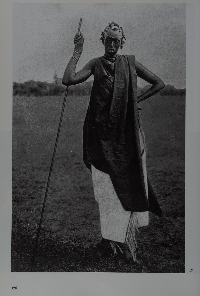 Africanistkemte's tweet photo. 1/6 
 
Decided to take the time to study traditional clothing from Rwanda. Traditional Rwandan clothing was not one standardized costume worn uniformly throughout the country. Garments differed according to age, sex, marital condition, social rank and region. Cuypers classifies the principal forms according to their materials: animal skins, beaten bark cloth, and plaited or woven vegetable fibres.