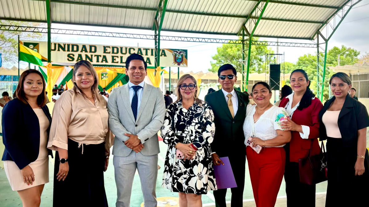 EducacionZ5_Ec's tweet photo. 🏫📚 Desde el Distrito 24D01 Santa Elena participamos en la sesión solemne por los 53 años de la Unidad Educativa Santa Elena. Entregamos una placa de reconocimiento por su valioso aporte a la formación de generaciones de estudiantes. https://t.co/bbQnjB69Bt