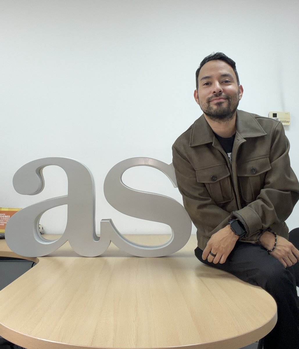 stevenarce's tweet photo. 3 años en @AS_Colombia y el tiempo ha pasado a millón, eso pasa cuando te diviertes, te retas, te emocionas, en lo aciertos y en los errores siempre hay que encontrar el encanto de haberlo hecho posible. Ahora somos web, canal digital y radio, y Vamos por más !  🙌🏻 https://t.co/tN474vk0Lx