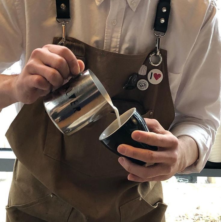 Nomibuen's tweet photo. AU — #brimiga
Donde 🍓 en las tardes trabaja en una cafeteria como barista y 🐜 termina invitandolo a salir sin saber que se trataba del mismo compañero de la universidad que le cae mal. https://t.co/vzXdkn9xc5