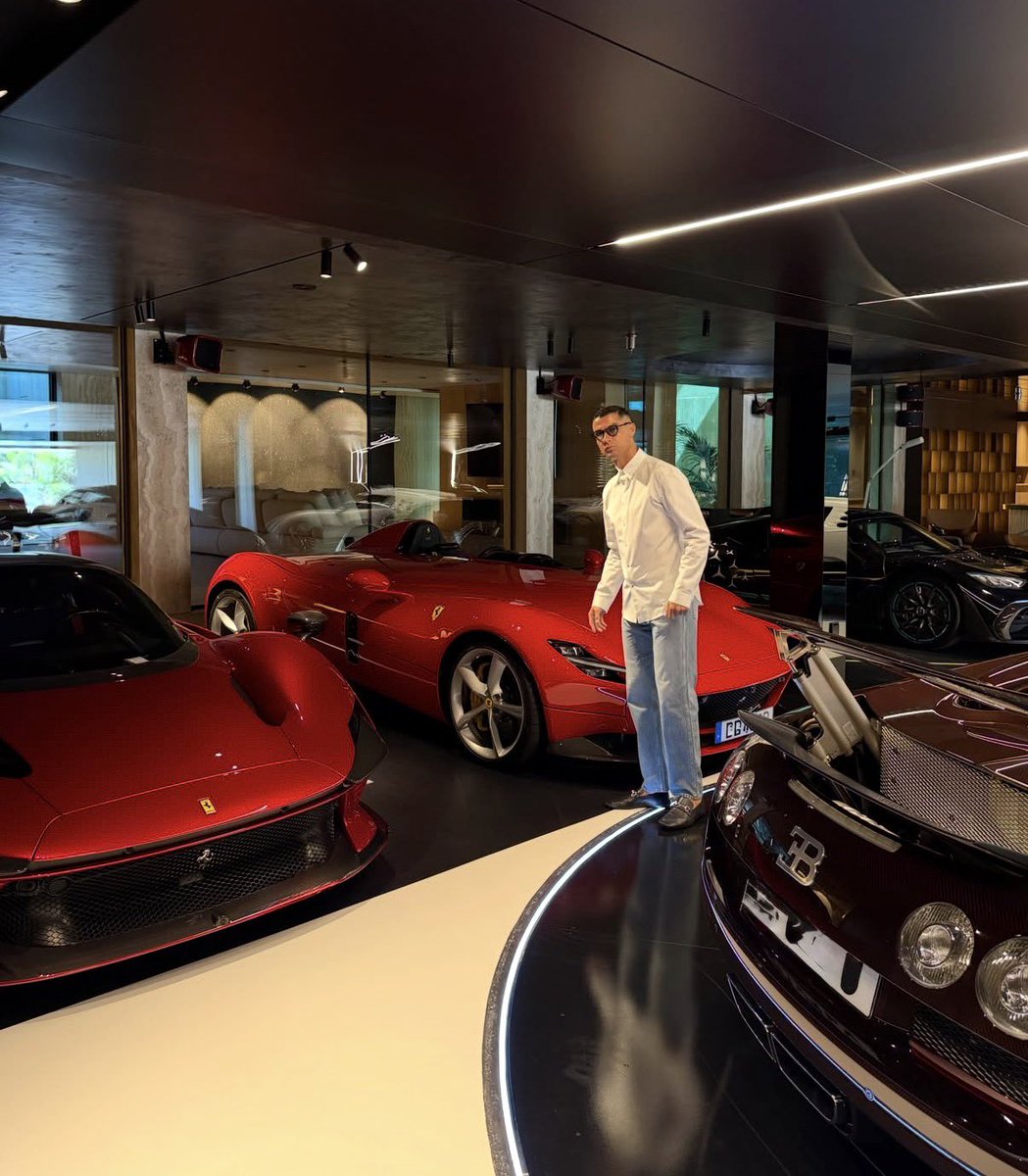 _BeFootball's tweet photo. Cristiano Ronaldo 🇵🇹 : « mes jouets »

(IG) https://t.co/tp1dmaQzRb