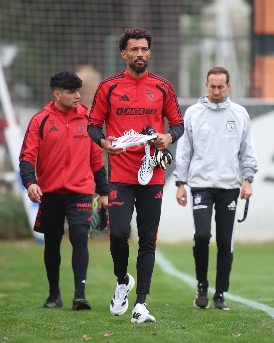 ColoColo's tweet photo. 𝐏𝐫𝐢𝐦𝐞𝐫 𝐞𝐧𝐭𝐫𝐞𝐧𝐚𝐦𝐢𝐞𝐧𝐭𝐨 𝐝𝐞 𝐕𝐨𝐳𝐢𝐧𝐡𝐚 𝐞𝐧 𝐞𝐥 𝐄𝐬𝐭𝐚𝐝𝐢𝐨 𝐌𝐨𝐧𝐮𝐦𝐞𝐧𝐭𝐚𝐥 🤟🏻⚪️⚫️ https://t.co/iVdxvS9a6Z