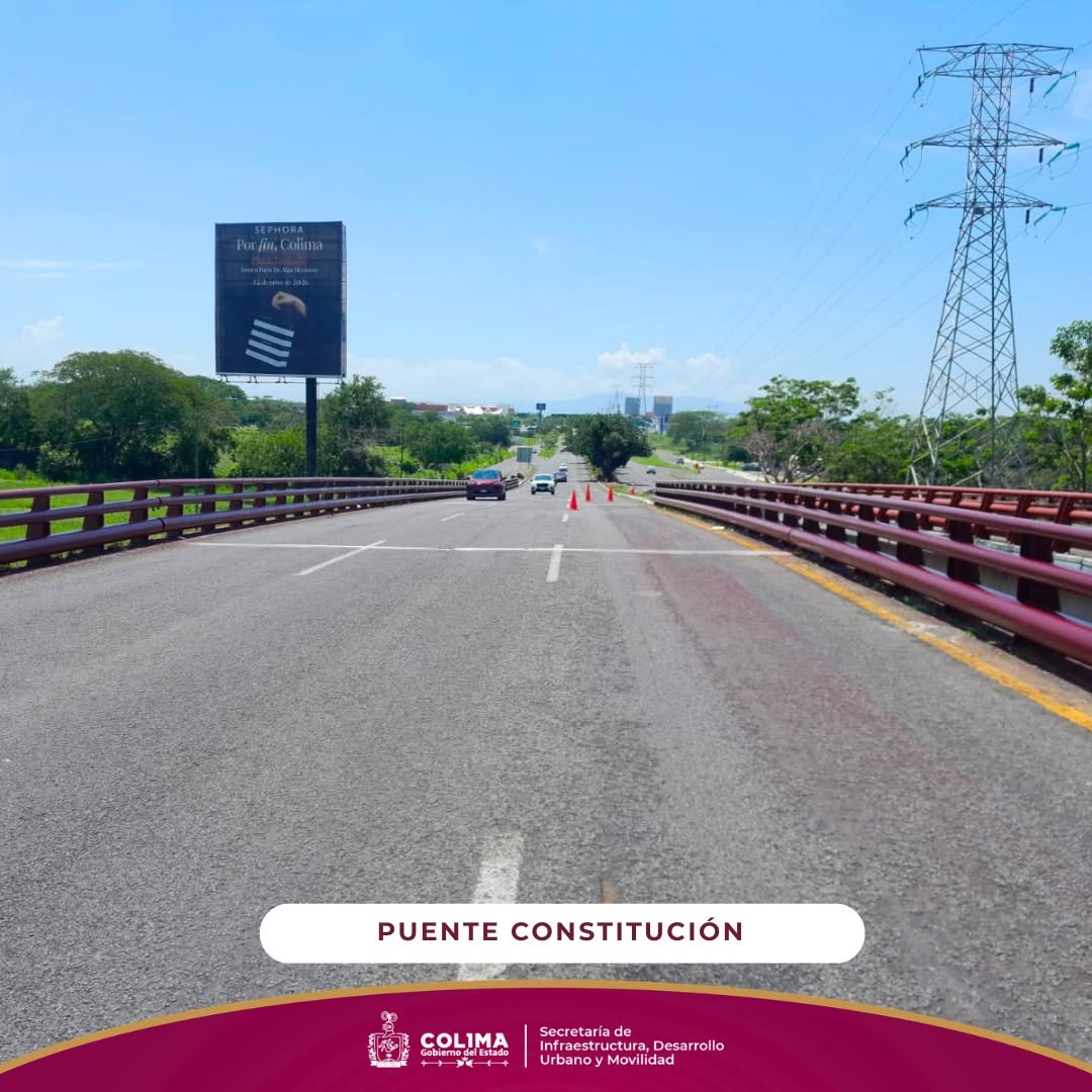 gobiernocolima's tweet photo. Con #ObrasQueTransforman continúan las acciones de mantenimiento y conservación de la infraestructura urbana para brindar espacios más seguros y funcionales para las y los colimenses. 🌉✨

El equipo de la Secretaría de Infraestructura, Desarrollo Urbano y Movilidad realizó trabajos de pintura en los parapetos del Puente Constitución, como parte de las acciones de mantenimiento para conservar este importante punto de la ciudad en buenas condiciones.