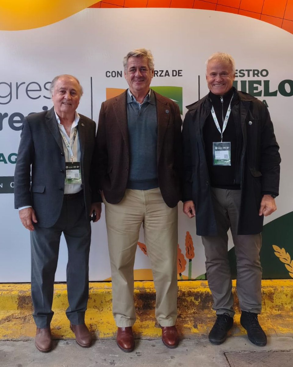 SociedadRural's tweet photo. Estar presentes donde se debate el presente y el futuro del agro es parte de nuestro compromiso.

En ese marco, hoy participamos del Congreso Aapresid 2026, acompañando una nueva edición de un espacio clave para el intercambio de conocimientos, la innovación y la construcción de una agenda común para el sector.

Seguimos trabajando junto a @aapresid y a las distintas instituciones del agro para impulsar iniciativas que fortalezcan la producción, la sustentabilidad y el desarrollo del país. 🇦🇷🌱

#CongresoAapresid #NuestroSueloNuestraVoz
