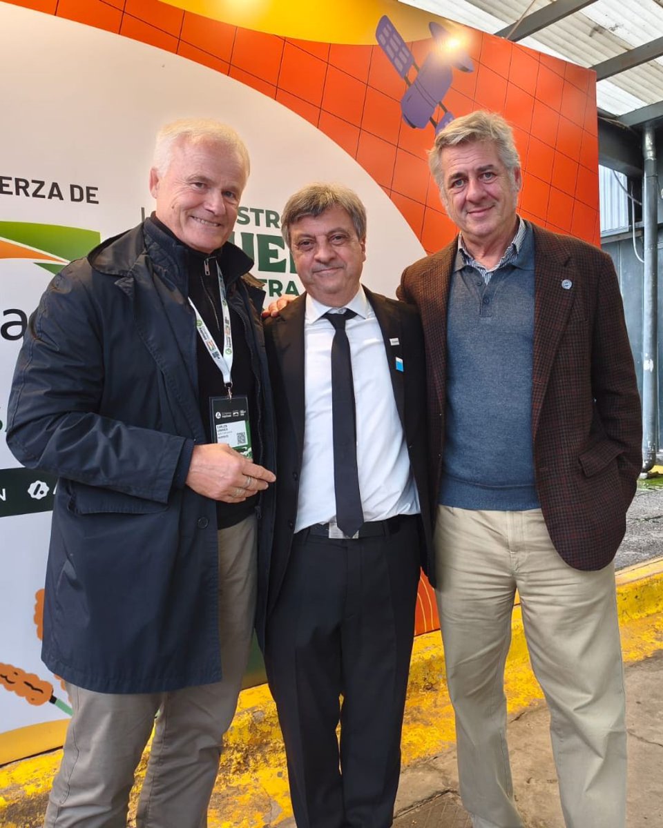 SociedadRural's tweet photo. Estar presentes donde se debate el presente y el futuro del agro es parte de nuestro compromiso.

En ese marco, hoy participamos del Congreso Aapresid 2026, acompañando una nueva edición de un espacio clave para el intercambio de conocimientos, la innovación y la construcción de una agenda común para el sector.

Seguimos trabajando junto a @aapresid y a las distintas instituciones del agro para impulsar iniciativas que fortalezcan la producción, la sustentabilidad y el desarrollo del país. 🇦🇷🌱

#CongresoAapresid #NuestroSueloNuestraVoz