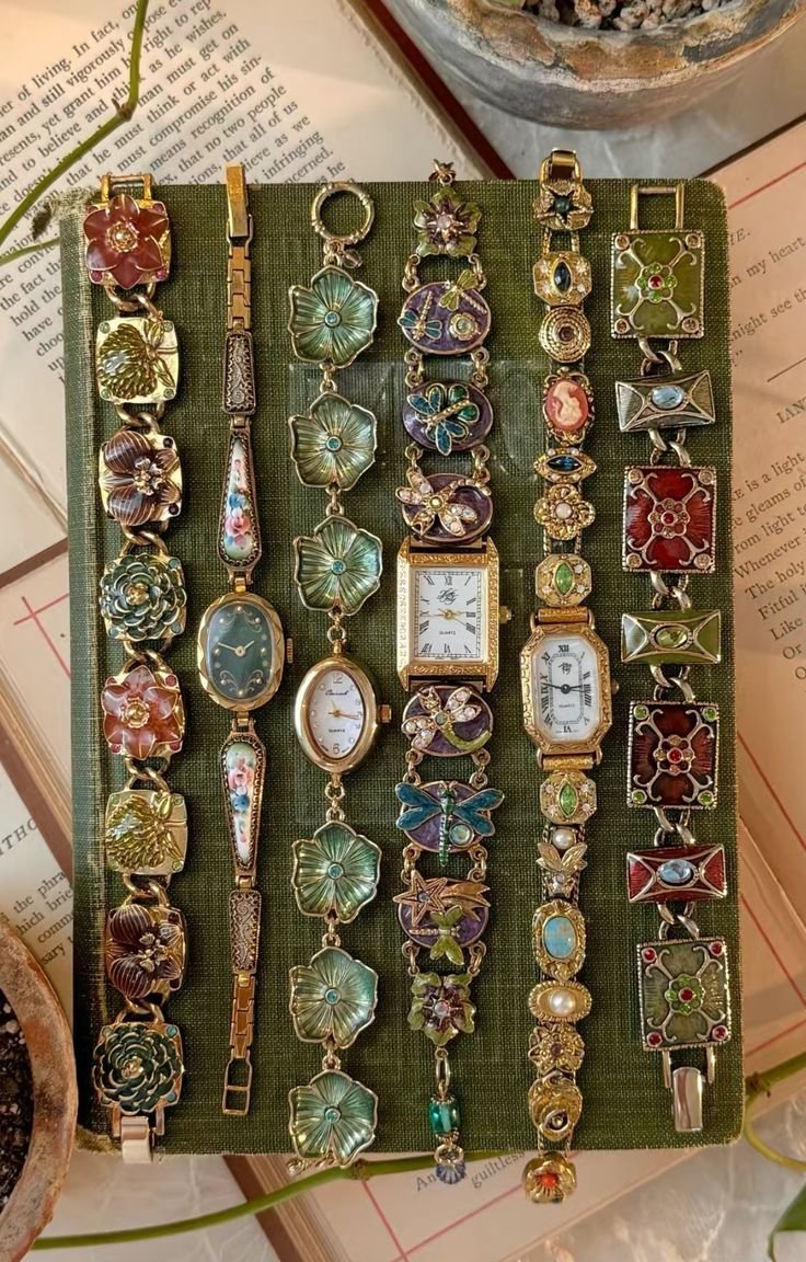 Vibranica's tweet photo. vintage jewelry https://t.co/UOZTc78Va0