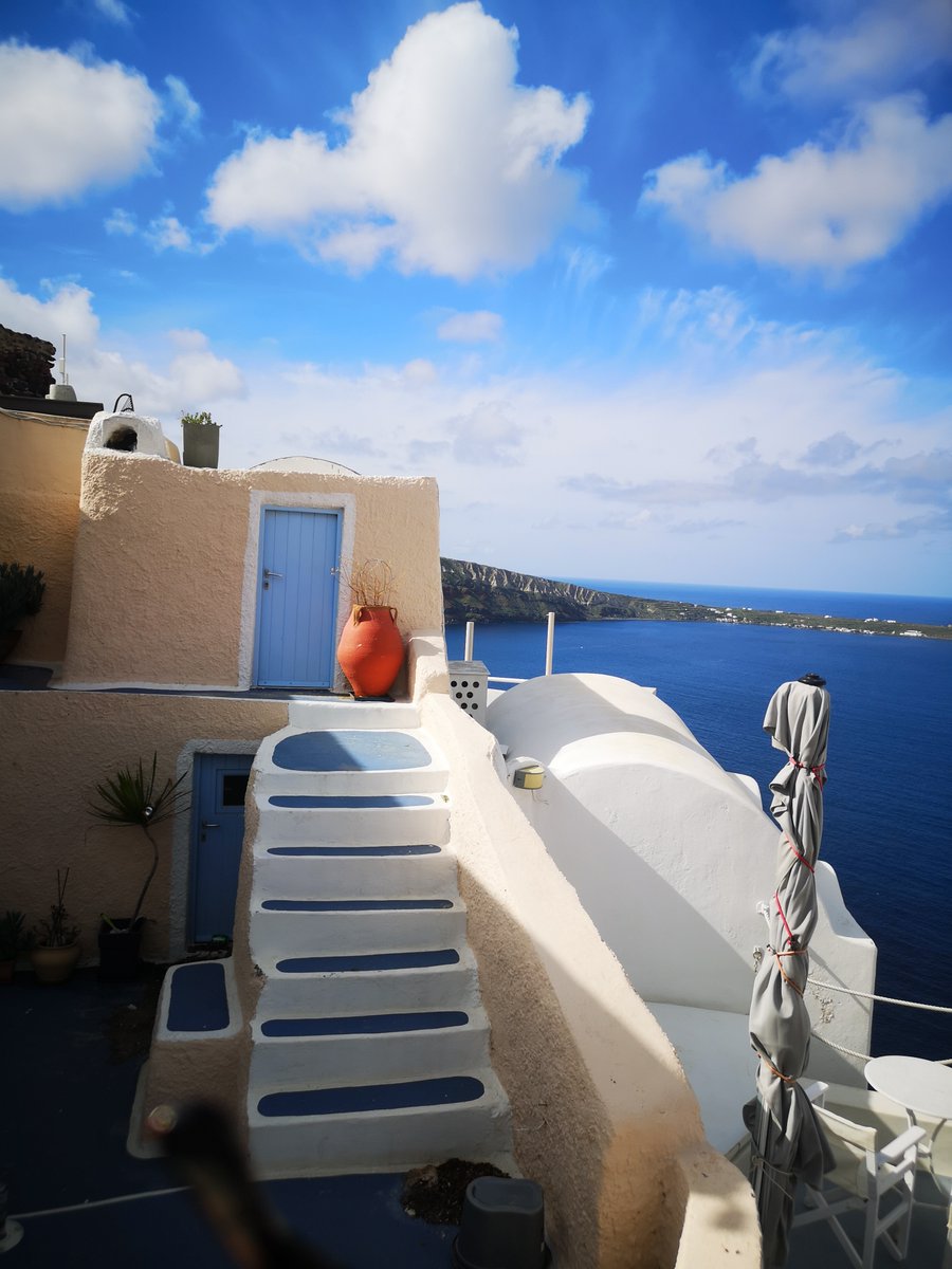 CiiOutsiders's tweet photo. Chasing the golden hour over Santorini’s white domes—sunset painted the Aegean sea warm, no filter needed for this perfect moment. https://t.co/WJYokd2yDE