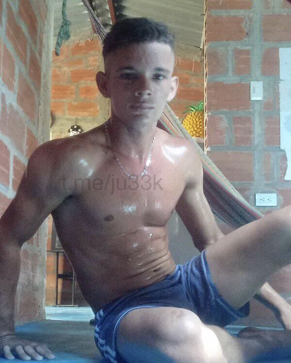 MachoBaits2027's tweet photo. Disfrútalo completo y muuuchos más heteros calientes aquí 🍆👇🏼💦

🟣 https://t.co/yoqd92dyLp 

🔵 https://t.co/NwzP2vGokh  Canal VIP 🔥

#heteroengañado #heterosengañados #vergon #str8 https://t.co/KSm1EVjKiy