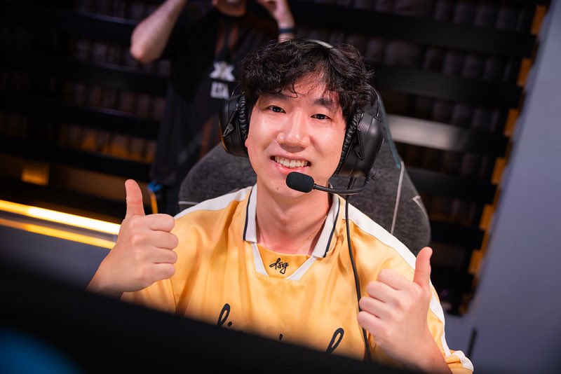 lol_eXyu's tweet photo. It’s been 6 years since I dropped out of school and decided to pursue a pro career in League. Even though my career wasn’t exactly what I imagined it to be, I’m extremely grateful to have experienced all the ups and downs of this lifestyle. 

With that said, this chapter of my life is coming to a close as I plan on returning to college in Spring and grinding TFT/Riftbound (I’m super excited for this) in the meantime. 

Thank you all for supporting me through the last few years it really means a lot!