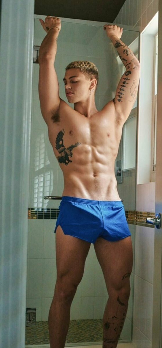EarthlingBrian's tweet photo. Être plombier et faire semblant de travailler quand on est chez un client sexy https://t.co/jHCXqFxCbz