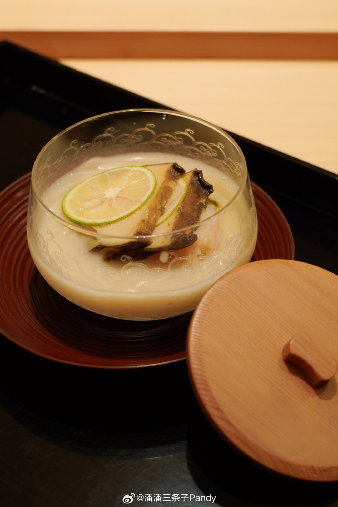 E7dKsPWUVIqFT8P's tweet photo. [东京街头治愈系深夜食堂，现烤的盐烤秋鱼配焦香银杏，清酒温得刚好，一口就暖到心坎里]， https://t.co/2nB3mugEni