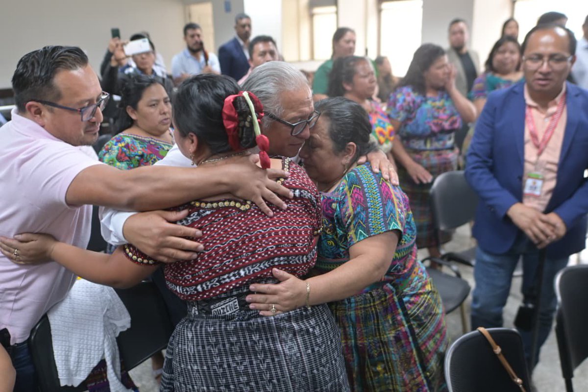 PrensaComunitar's tweet photo. Abrazos y lágrimas de alegría 

Las reacciones tras la decisión del juez de otorgar libertad condicional a Luis Pacheco y Héctor Chaclán .

📸 Fabricio Alonzo https://t.co/LlJnesqL25