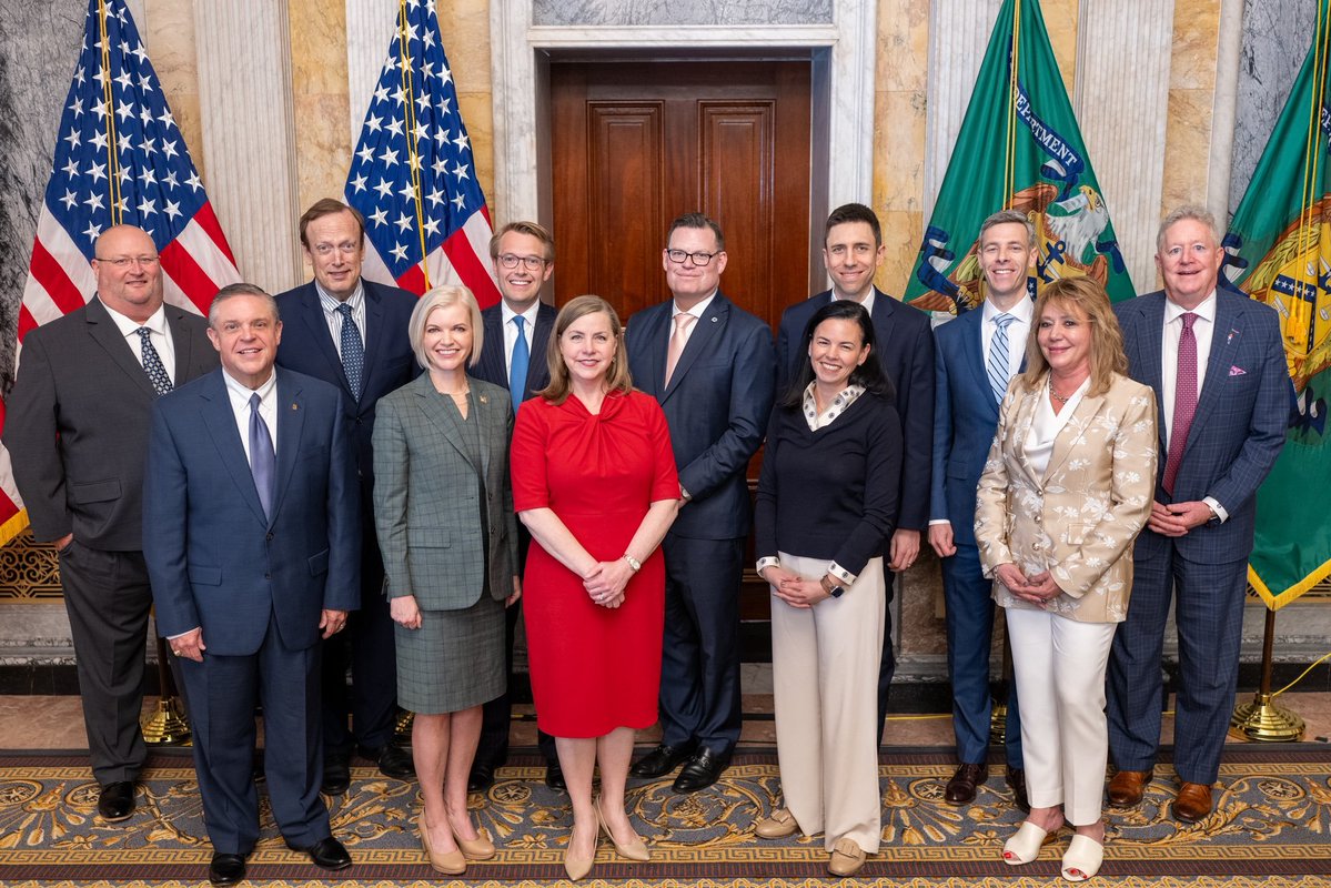 RepMcMaster's tweet photo. Pleased to convene Treasury’s Financial Literacy Roundtable with regulators, community banks, credit unions, and international banking institutions.

We discussed innovative ways to expand financial literacy, economic opportunity, and financial inclusion for Americans. https://t.co/0KvbT7LrtQ
