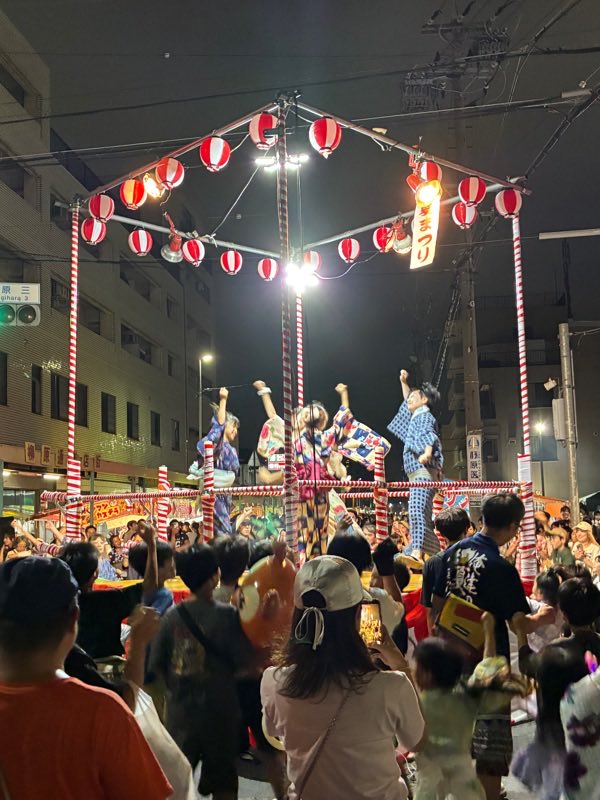 terawo7's tweet photo. 昨日の柳原通商店街夏まつり。
交差点に盆踊りの櫓が立ったよ。柳原音頭、北区なジャズver.のダンシングヒーロー（オリジナルも）とか。 https://t.co/OiHxEAX6KT