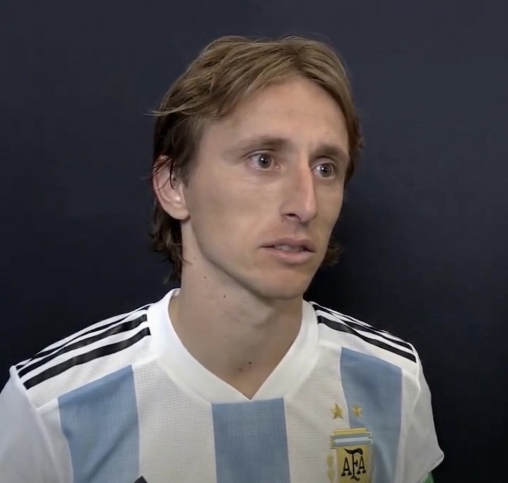 SchneiderARG's tweet photo. Mirá lo bien que le queda la de Argentina a este tipazo, qué le costaba nacer 11.591 kilómetros al suroeste? https://t.co/eUeUJBy7SY